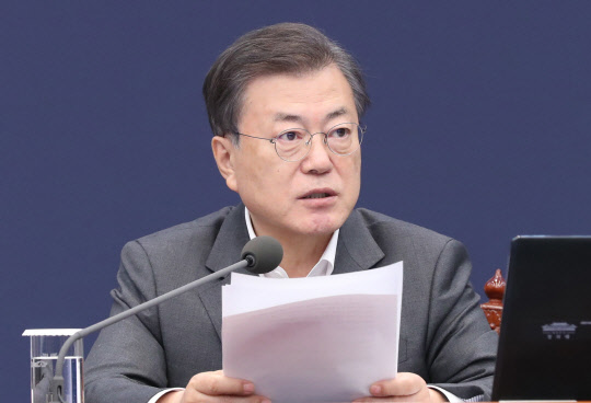 문재인 대통령이 22일 오후 청와대에서 열린 수석·보좌관회의에서 발언하고 있다. 연합뉴스